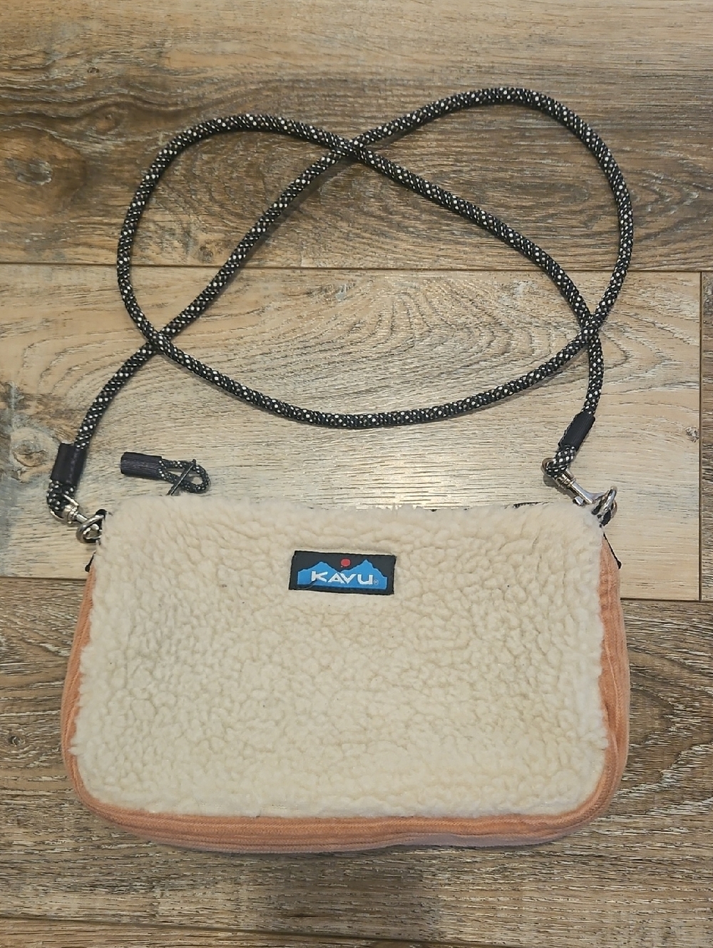 Kavu So Snuggy Crossbody Purse